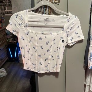 HOLLISTER NWT White Flower baby tee